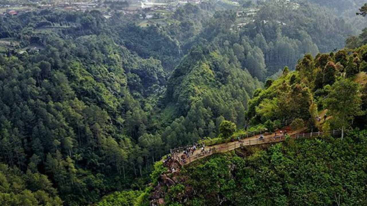 Menikmati Keindahan Alam dari Ketinggian Tebing Keraton Bandung