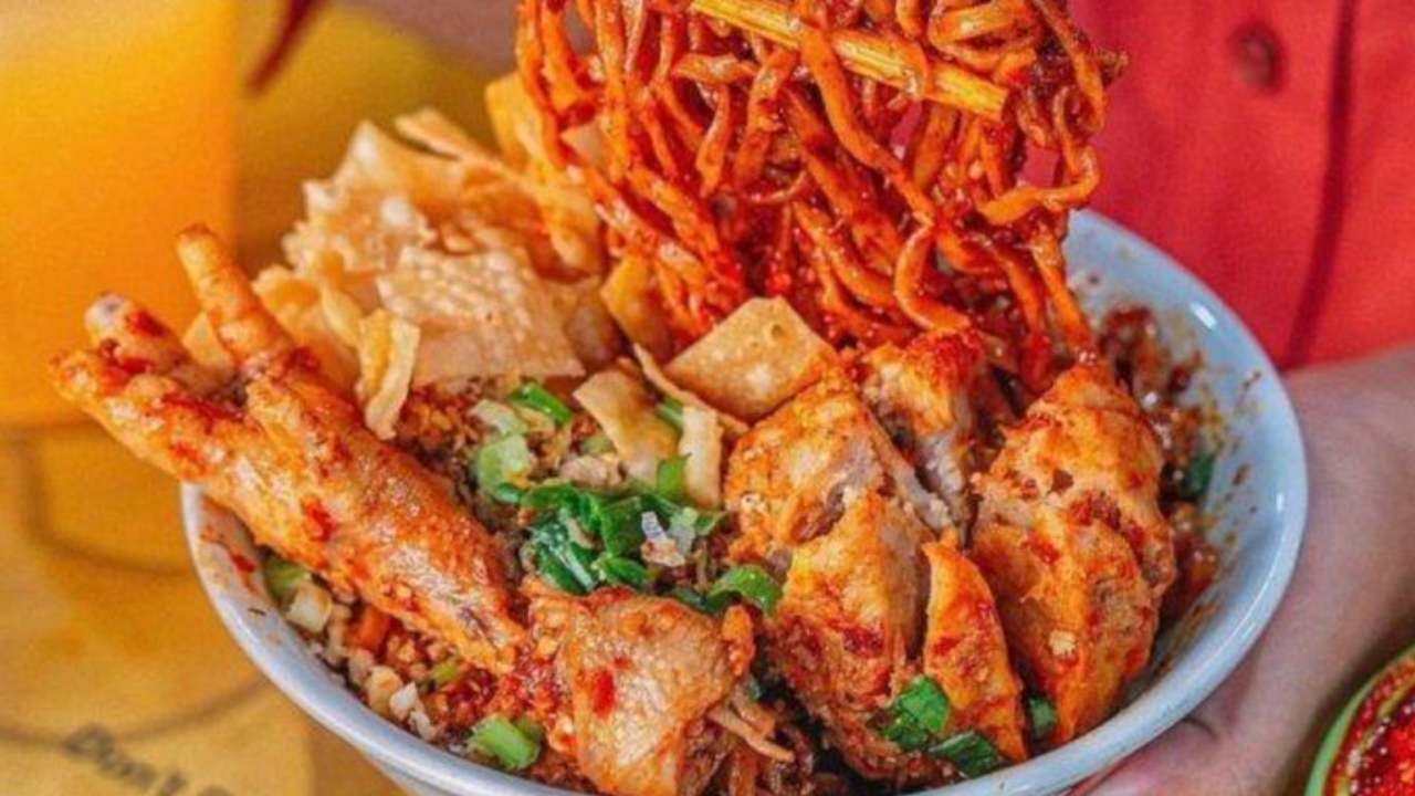 Mie Jebew Kuliner Kekinian yang Kian Digemari Anak Muda
