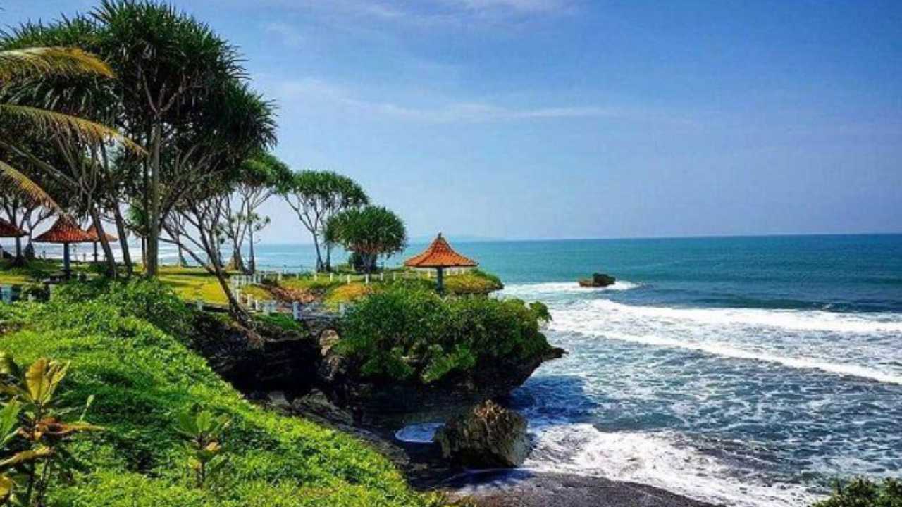 Pantai Batu Karas Pangandaran Surga Peselancar dan Tempat Liburan Favorit Keluarga
