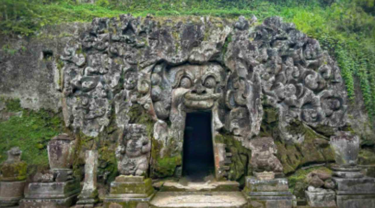 Menjelajahi Goa Gajah yang Penuh Pesona