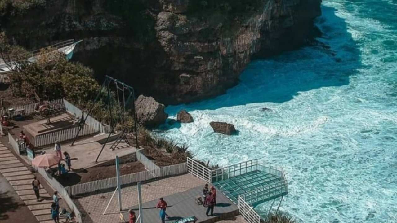 Pantai Nguluran Wisata Jembatan Kaca di Gunungkidul