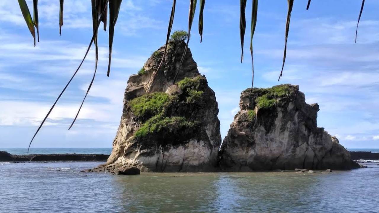Pantai Sawarna – Banten dan Cerita di Balik Ombaknya