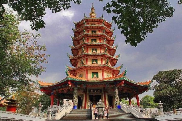 Arsitektur Unik Pagoda Avalokitesvara Watugong