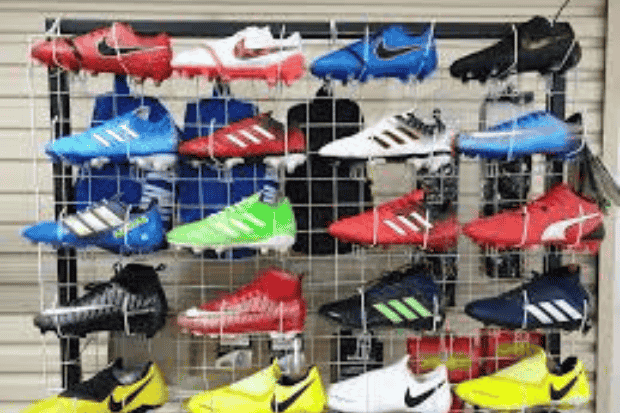 Peluang Besar di Pasar Sepatu Bola
