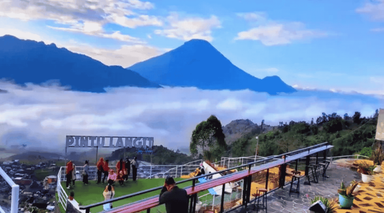 Pesona Negeri di Atas Awan yang Tak Pernah Pudar