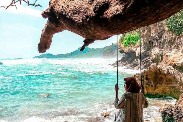 Wisata Pantai Gebyuran