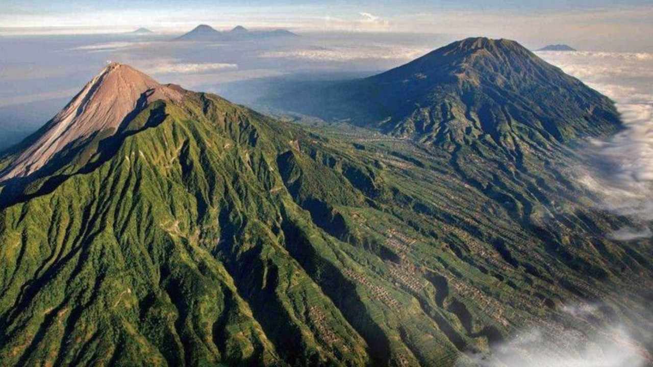 gunung slamet yang kembali menjadi sorotan dengan aktivitas dan fakta terbaru yang menarik perhatian