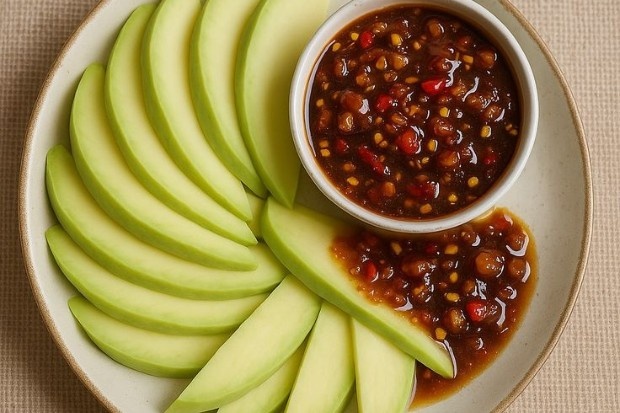 potongan rujak buah segar dengan berbagai jenis buah khas indonesia yang menunjukkan pengertian rujak buah dan asal usulnya