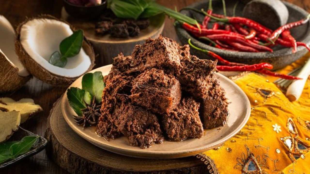 rendang sebagai kuliner khas indonesia dengan bumbu rempah yang kaya dan tampilan yang menggugah selera