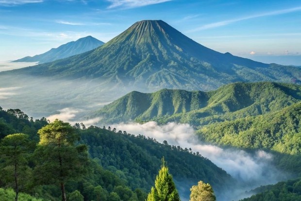 gunung slamet yang menunjukkan sejarah erupsi yang pernah terjadi dan menjadi perhatian masyarakat