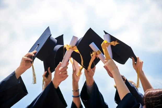 Daftar beasiswa populer yang paling banyak dicari oleh pelajar dan mahasiswa Indonesia seperti KIP Kuliah, LPDP, BSI Scholarship, dan Tanoto Foundation