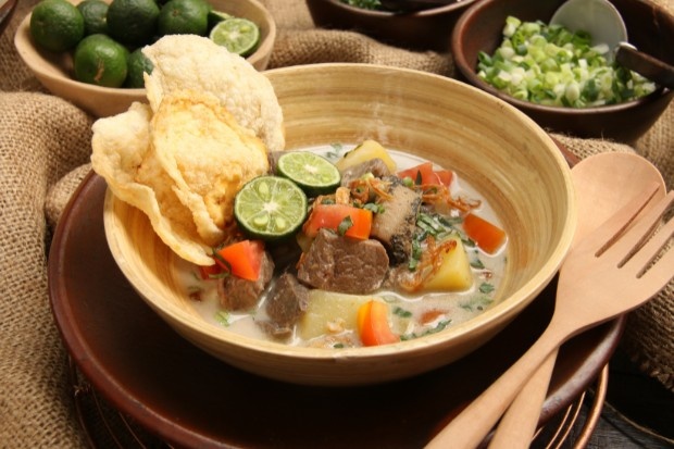 Kuah gurih Soto Betawi dengan aroma rempah khas dan santan creamy yang menjadi daya tarik utama kuliner tradisional Indonesia.