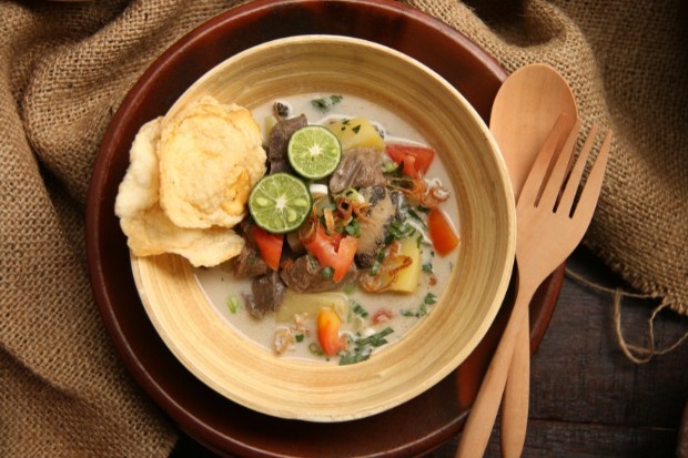 Soto Betawi resep rumahan dengan kuah gurih, potongan daging sapi empuk, dan pelengkap khas untuk menu makan bersama keluarga.