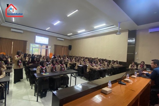 Wivi Digital sebagai guru tamu melakukan praktik pembuatan konten sekaligus menyampaikan pemanfaatan teknologi kepada siswa