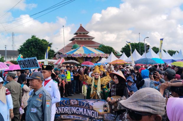 Antusiasme masyarakat terlihat sejak pagi hari saat mengikuti rangkaian acara dengan suasana yang ramai dan penuh semangat.