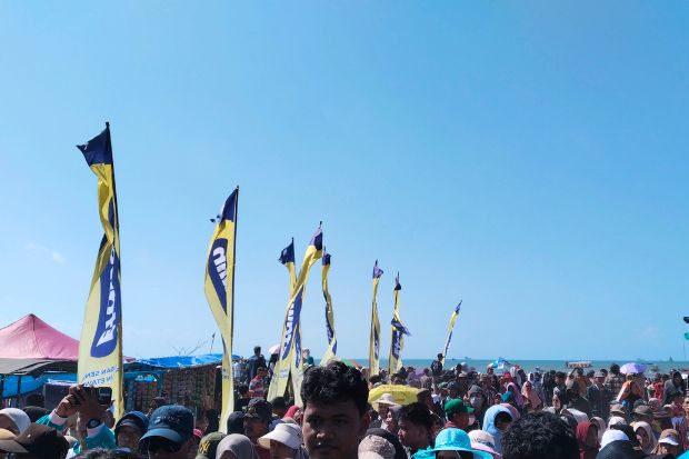 Rangkaian acara berlangsung dari Alun-Alun hingga Pantai Teluk Penyu sebagai bagian dari tradisi Sedekah Laut Cilacap.