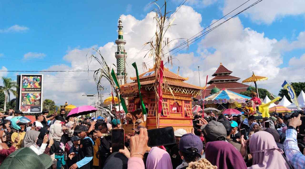 Sedekah Laut Cilacap 2026 yang meriah menampilkan tradisi syukuran nelayan sebagai wujud rasa syukur atas hasil laut dan doa keselamatan saat melaut.