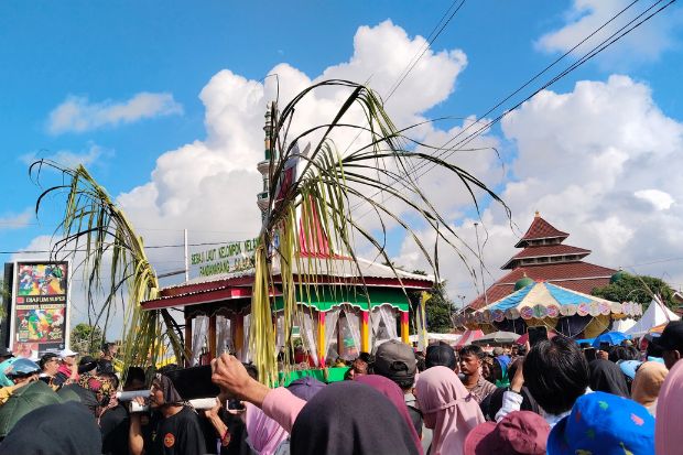 Sedekah laut menjadi simbol syukur dan harapan nelayan atas rezeki, keselamatan, serta hasil tangkapan yang melimpah.